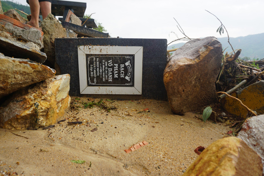 Đất đá đổ ập xuống các ngôi mộ.