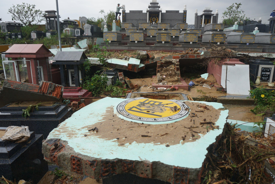 Những bức tường được xây quanh ngôi mộ cũng bị xé toạc vì đất đá.