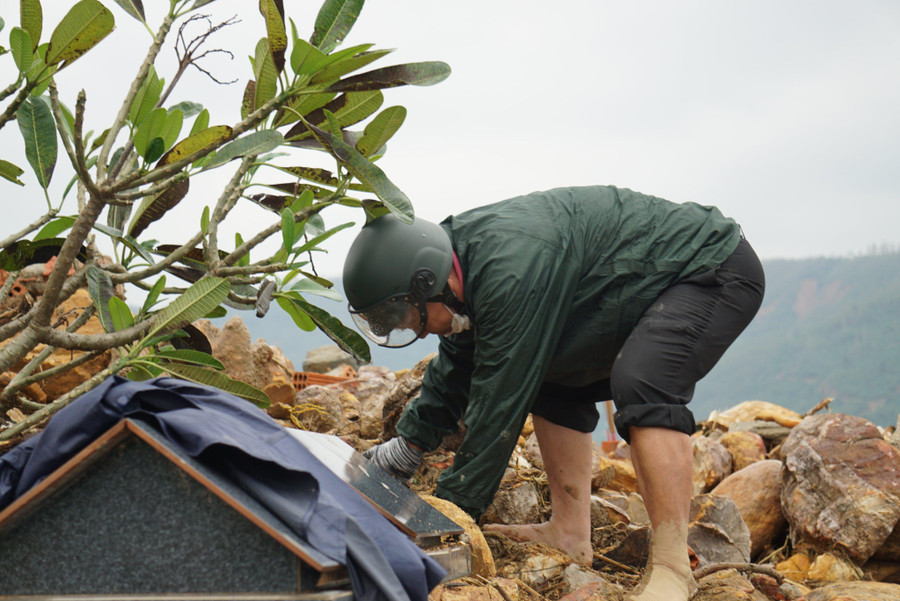 Hàng trăm người có mộ người thân bị đất đá vùi lấp đang tập trung tại đây, nhiều người thẫn thờ tìm mộ thân nhân.