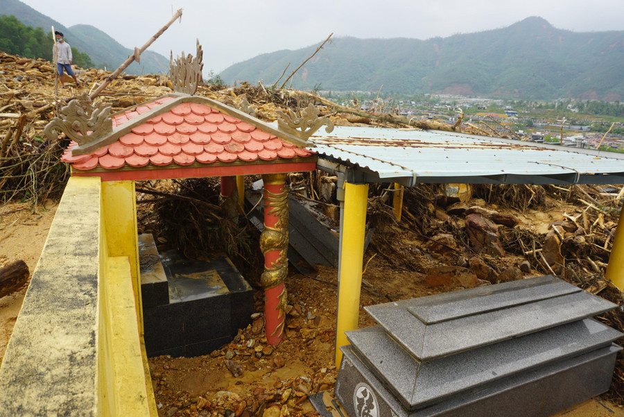 Ông Nguyễn Duy Phương - Chủ tịch UBND xã Hòa Sơn (huyện Hòa Vang, TP. Đà Nẵng) cho biết, chính quyền địa phương đã nắm tình hình sạt lở tại nghĩa trang Hòa Sơn.