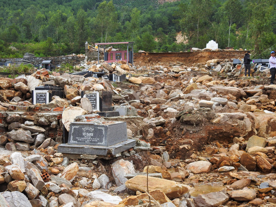 Lượng đất đá từ các đồi núi xung quanh đổ về vùi lấp nhiều ngôi mộ nơi đây.