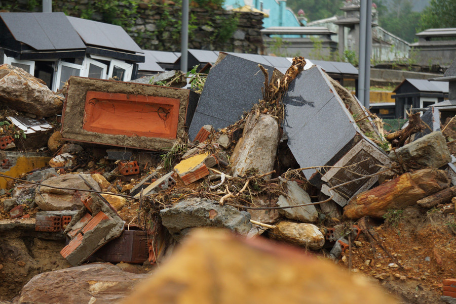 Bưng đất đá đổ lấp mộ cháu gái, ông Lê Văn Bình (60 tuổi, trú phường Hòa Cường Nam, quận Hải Châu) cho biết: &quot;Hầu như các phần mộ tại đây bị đất đá và nước cuốn trôi hết, giờ rất khó để tìm lại tro cốt. Phần mộ cháu gái tôi may mắn có trồng cây hoa sứ nên cản được đất đá nếu không cũng bị vùi lấp rồi&quot;.