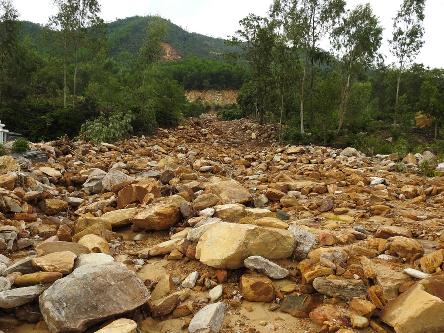 Hàng trăm m3 đất, đá từ các quả đồi đổ xuống vùi lấp hàng trăm ngôi mộ ở nghĩa trang Hòa Sơn (Đà Nẵng). 