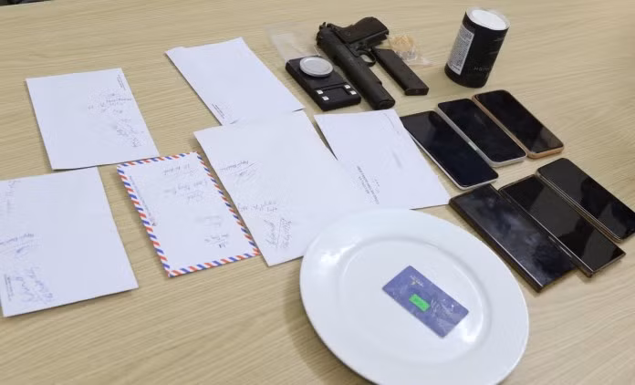 Thu giữ 1 khẩu súng ngắn, nhiều điện thoại di động cùng nhiều vật dụng các đối tượng dùng để sử dụng ma túy.