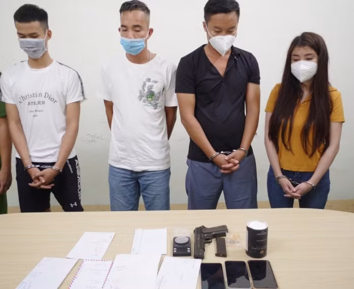 Các đối tượng cùng tang vật vụ án.