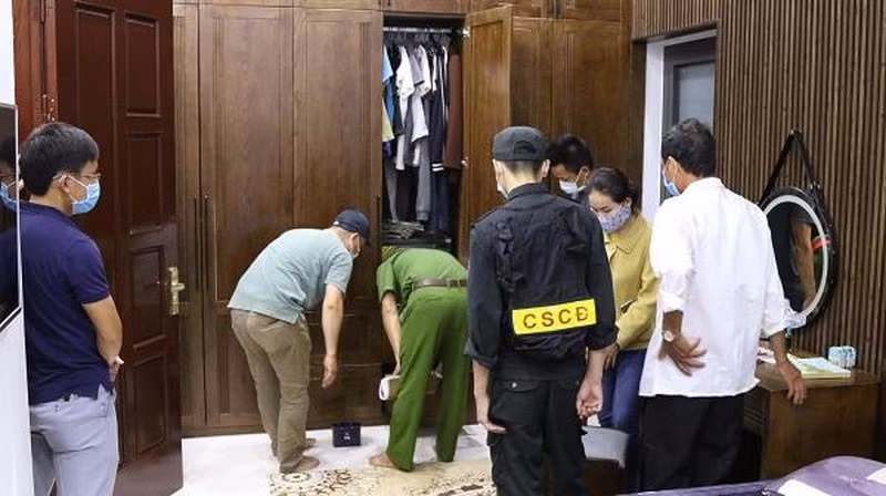 Lực lượng chức năng khám xét chổ ở của các đối tượng trong đường dây đánh bạc bằng hình thức ghi lô, đề.