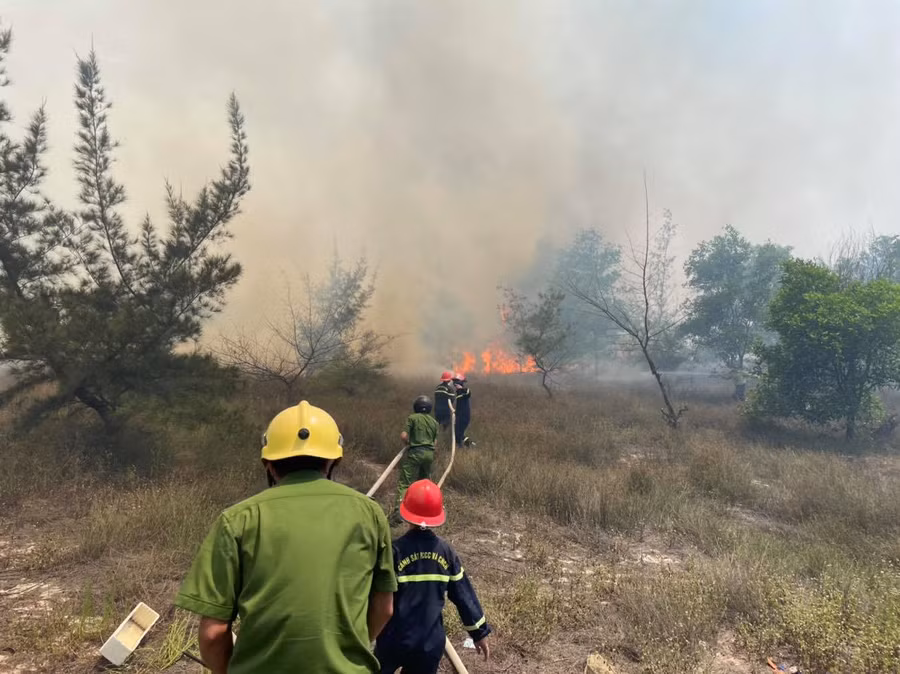 Lực lượng chức năng đang tích cực khống chế đám cháy.