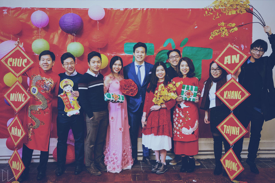 Bảo Châu (áo dài màu hồng) cùng các bạn trong Ban Chấp Hành SVUK Bảo Châu (áo dài màu hồng) cùng các bạn trong Ban Chấp Hành SVUK