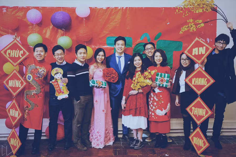 Bảo Châu (áo dài màu hồng) cùng các bạn trong Ban Chấp Hành SVUK