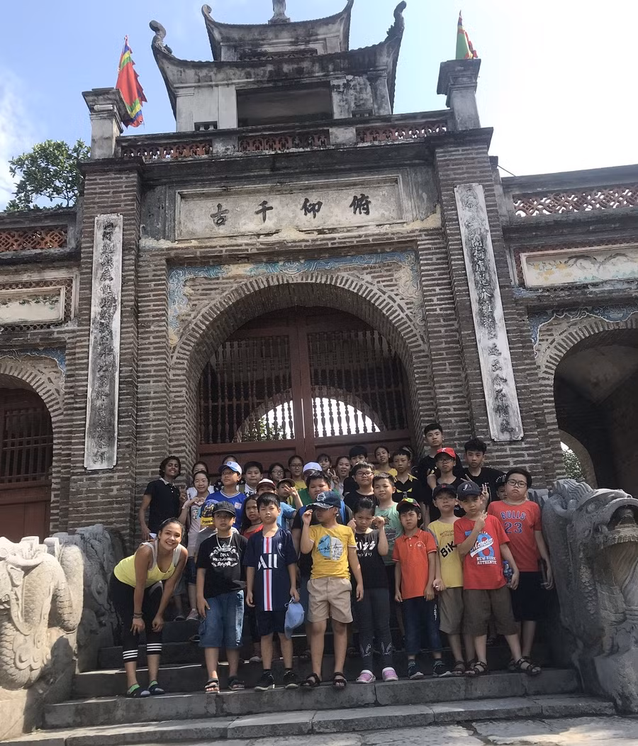 Niềm vui của học sinh khi trải nghiệm tại khu di tích Cổ Loa thành, Hà Nội