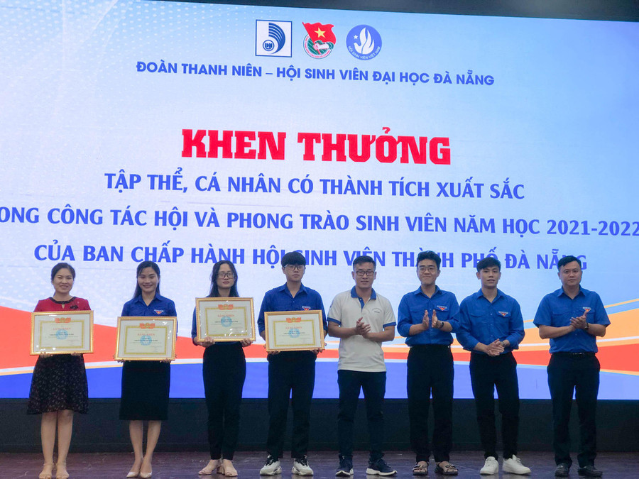 Đại diện Thành Đoàn Đà Nẵng trao giấy khen cho các tập thể có thành tích xuất sắc trong công tác Đoàn, Hội Sinh viên. Đại diện Thành Đoàn Đà Nẵng trao giấy khen cho các tập thể có thành tích xuất sắc trong công tác Đoàn, Hội Sinh viên.