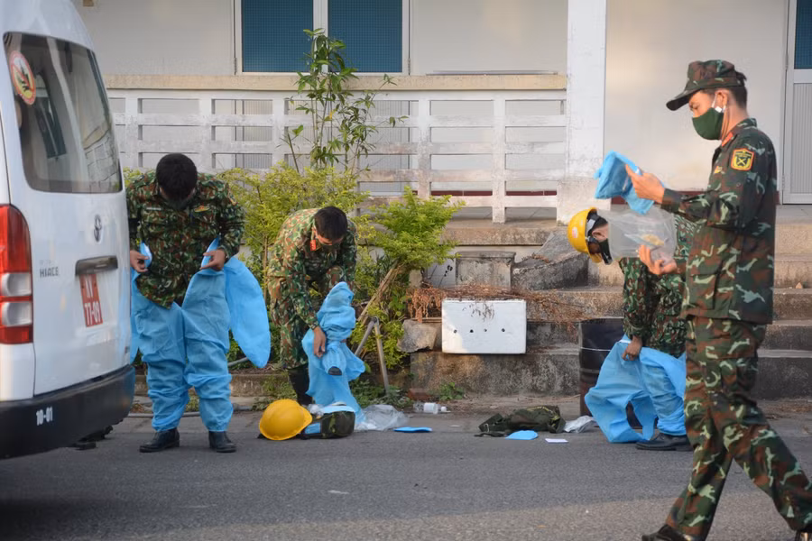 Khử trùng, phun thuốc khử khuẩn toàn bộ các tuyến đường, các tòa nhà, công ty bên trong KCN để phòng ngừa COVID-19.