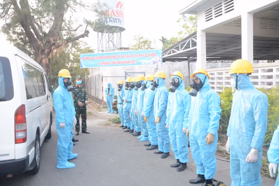 Lực lượng quân đội để phun khử khuẩn trong Khu công nghiệp.