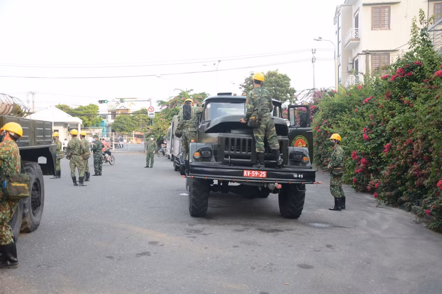 4 xe chuyên dụng và 22 cán bộ, chiến sĩ Tiểu đoàn Phòng hóa 78 và lực lượng Y học dự phòng