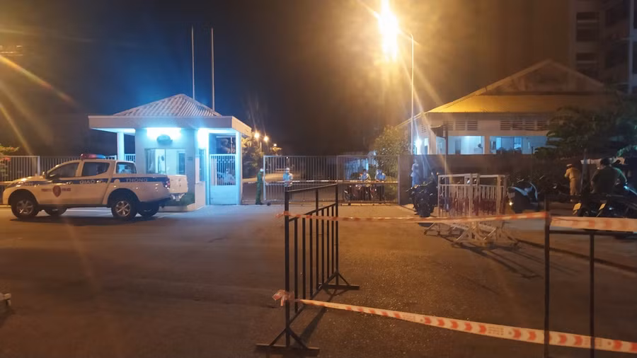 Lực lượng chức năng phong tỏa khu công nghiệp An Đồn do có ca dương tính SARS-CoV-2.