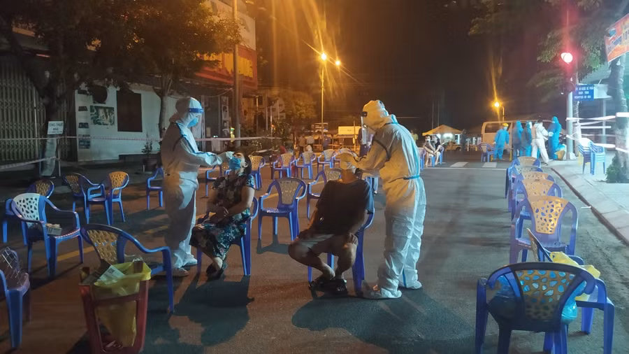 Lực lượng y tế lấy mẫu xét nghiệm xuyên đêm 11/5 tại Khu công nghiệp An Đồn. 