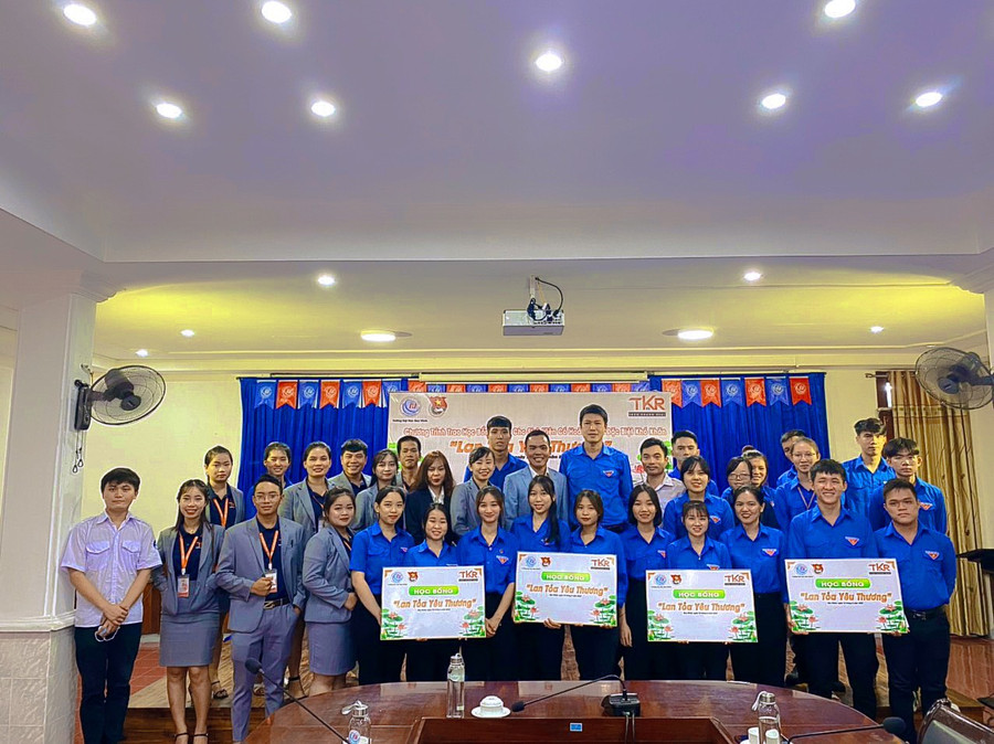 Đại diện Đoàn Thanh niên Đại học Quy Nhơn và Công ty Cổ phần đàu tư Trần Khang Quy Nhơn trao học bổng cho các sinh viên.