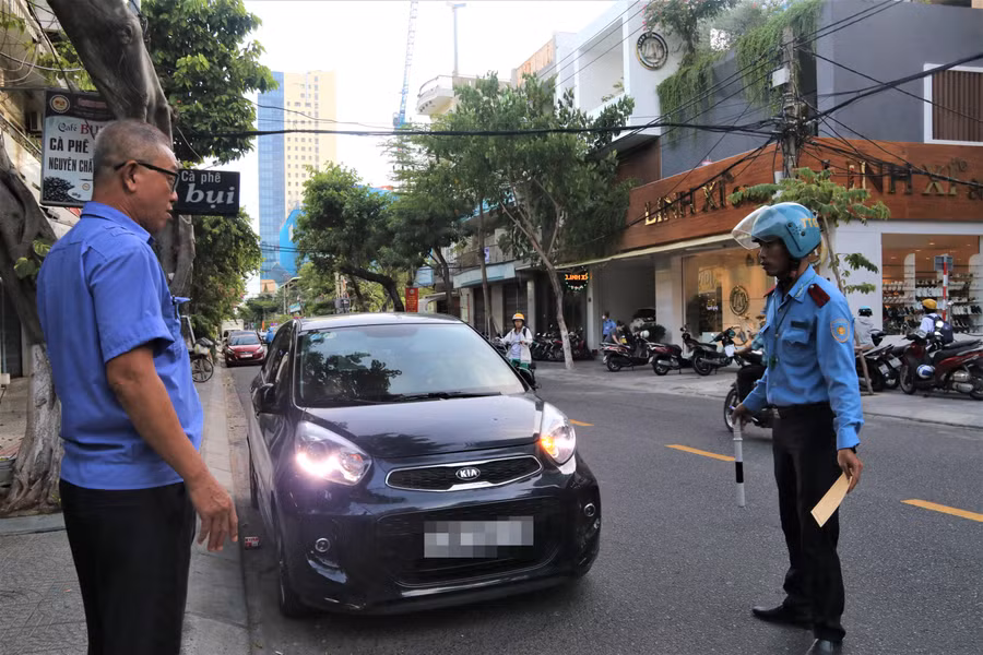 Thanh tra Giao thông TP. Đà Nẵng đảm bảo trật tự ATGT trước cổng Trường Tiểu học Phù Đổng (quận Hải Châu).