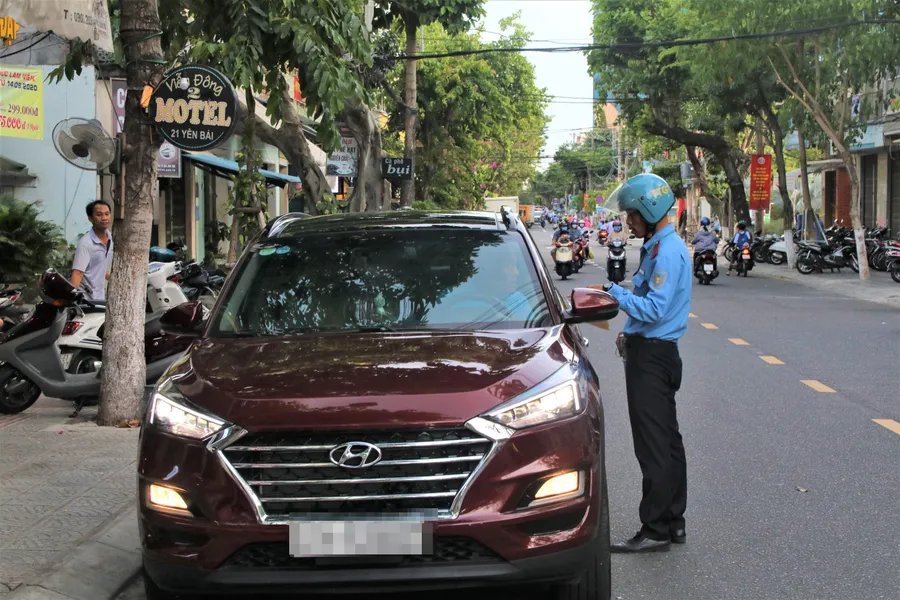 Lực lượng Thanh tra giao thông Sở GTVT TP. Đà Nẵng kiểm tra, nhắc nhở một trường hợp phụ huynh đỗ xe dưới lòng đường để đón con. 