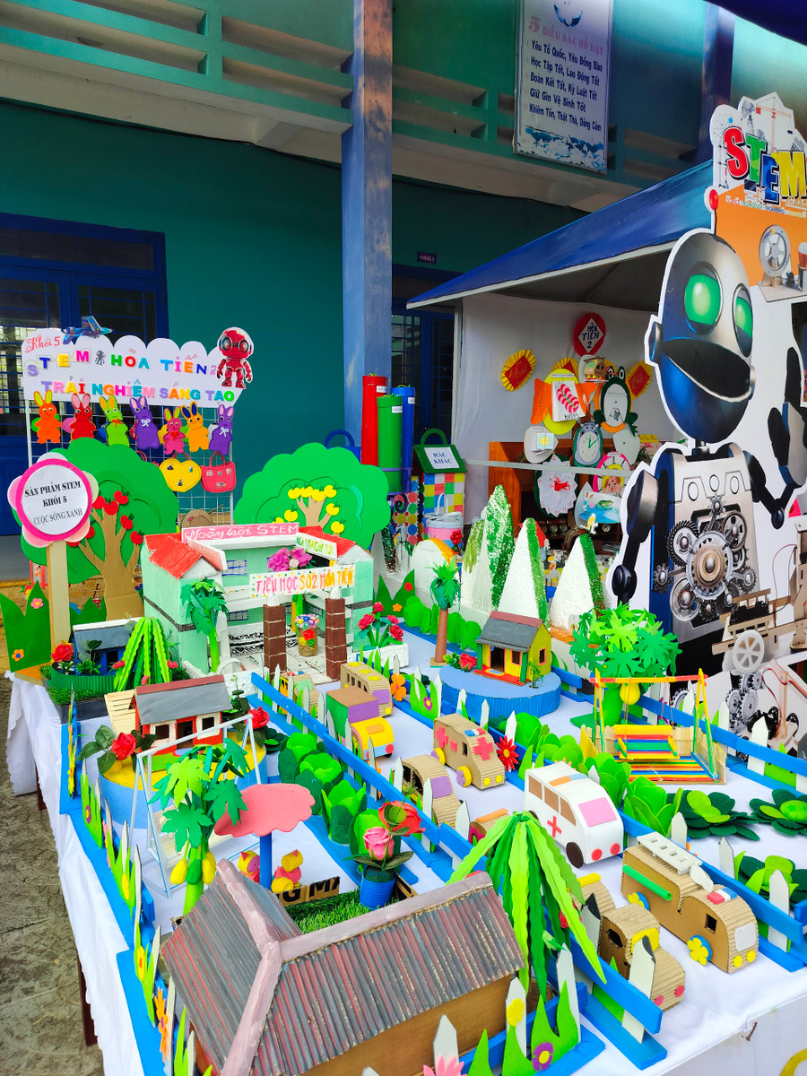 Sản phẩm STEM của các em học sinh khối lớp 5. Sản phẩm STEM của các em học sinh khối lớp 5.