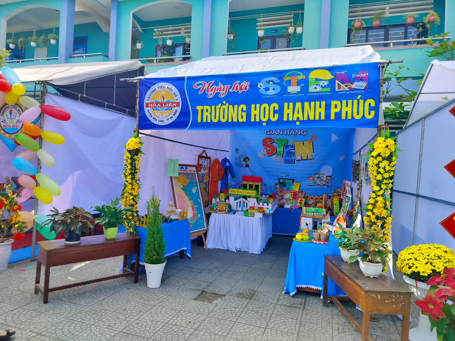 Những gian hàng mang đến những chủ đề mà Trường học đang thực hiện. Những gian hàng mang đến những chủ đề mà Trường học đang thực hiện.