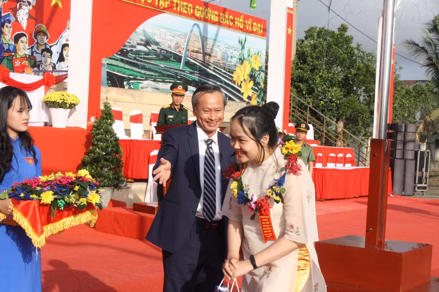Ông Đoàn Ngọc Hùng Anh - Trưởng Ban Tuyên giáo Thành ủy Đà Nẵng tặng hoa và quà cho em Phan Thị Thanh Phương lên đường nhập ngũ. 