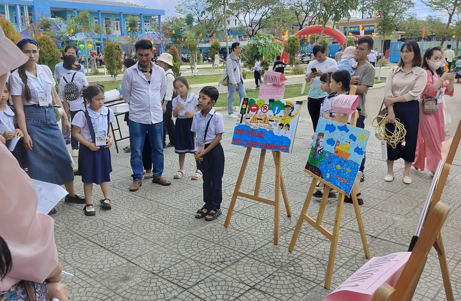 Học sinh thuyết trình về An toàn giao thông. Học sinh thuyết trình về An toàn giao thông.