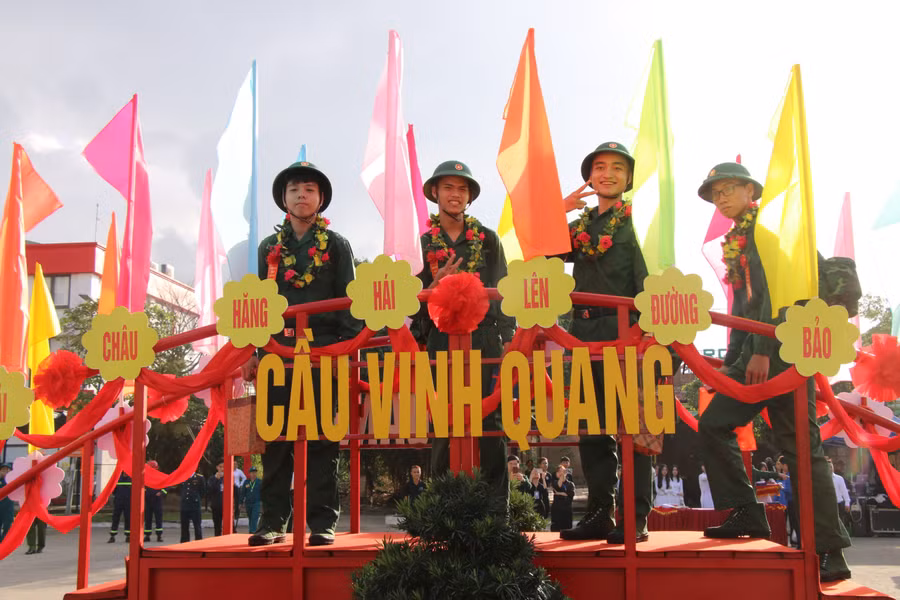 Thanh niên Đà Nẵng hăng hái lên đường nhập ngũ.