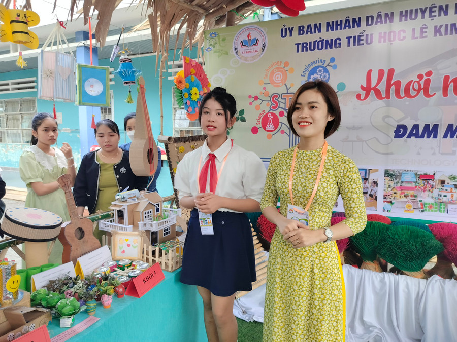 Sản phẩm được chính tay các giáo viên và học sinh chế tạo nên. Sản phẩm được chính tay các giáo viên và học sinh chế tạo nên.