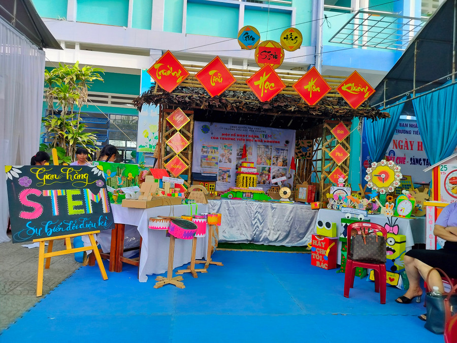 Gian hàng STEM Sự biến đổi diệu kì của Trường Tiểu học Hòa Khương. Gian hàng STEM Sự biến đổi diệu kì của Trường Tiểu học Hòa Khương.