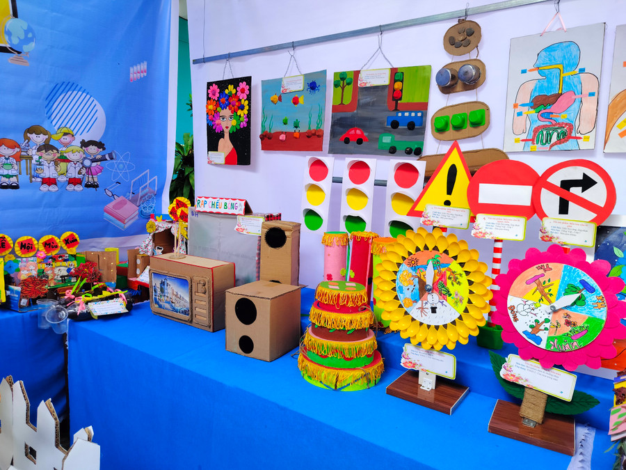 Những biển báo giao thông được giáo viên và học sinh chế tạo nên phục vụ cho việc dạy và học. Những biển báo giao thông được giáo viên và học sinh chế tạo nên phục vụ cho việc dạy và học.