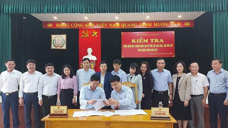 Ông Hồ An Phong, Phó Chủ tịch UBND tỉnh và ông Sái Công Hồng, Phó Vụ trưởng Vụ Giáo dục Trung học thống nhất ký kết các nội dung trong biên bản.