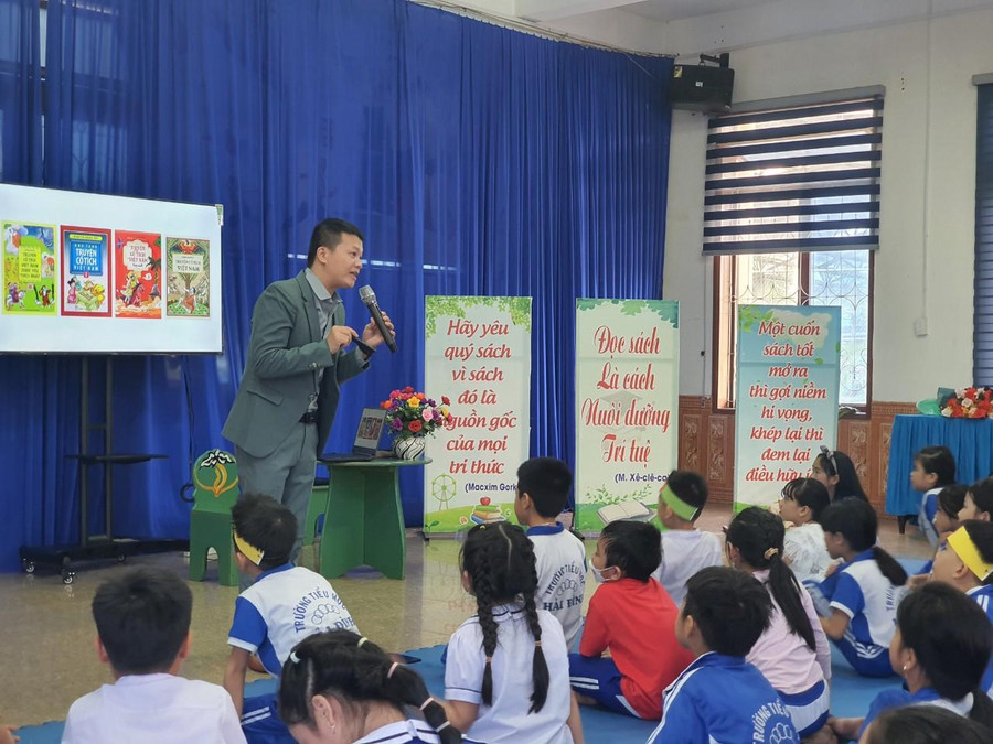 Học sinh chăm chú lắng nghe và hào hứng với những câu chuyện, câu hỏi của TS Nguyễn Anh Dân.