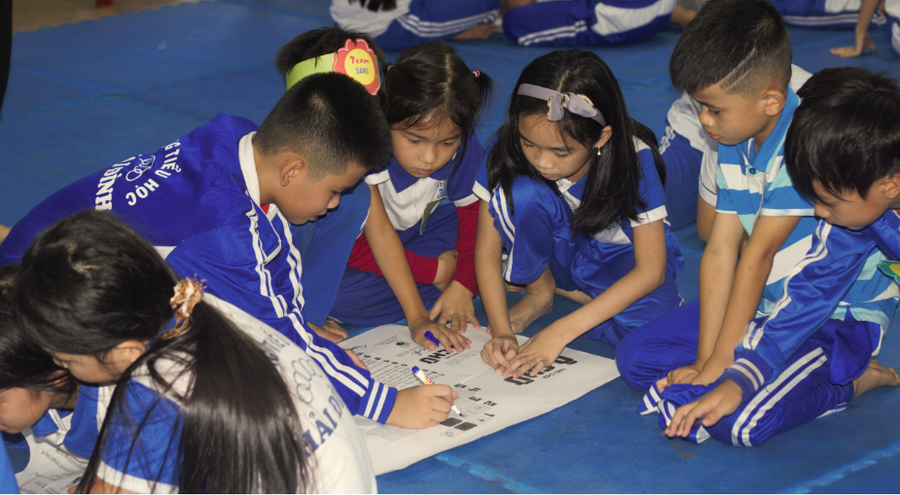 Các câu hỏi được TS Nguyễn Anh Dân đưa ra đều liên quan đến các loại sách để gợi cho các em niềm hứng thú và tình yêu đọc sách.