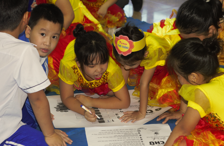 Các em học sinh hoạt đông theo nhóm để tìm đáp án.