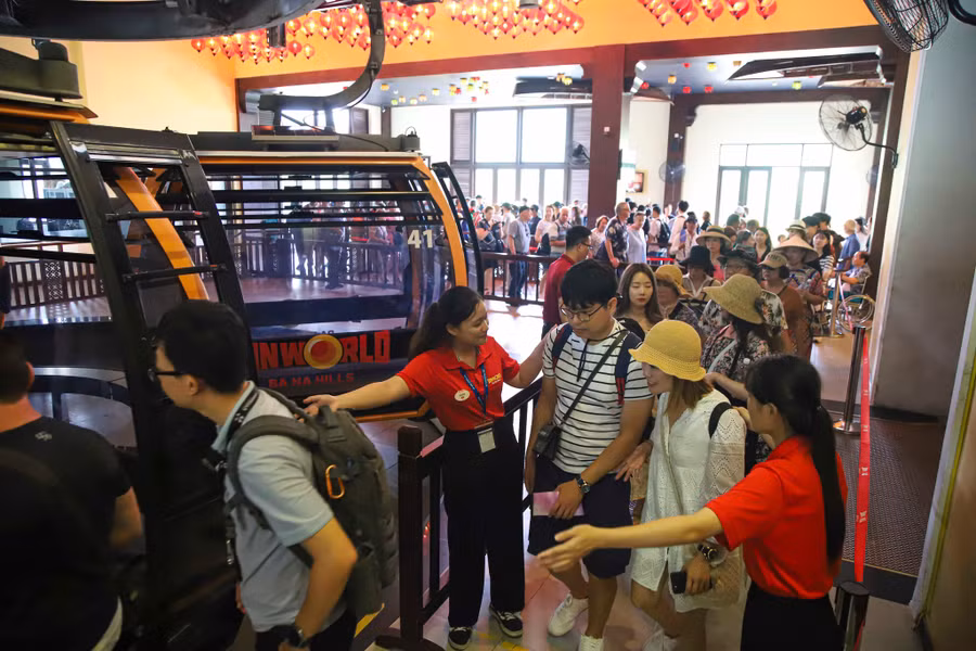 Khách du lịch đến Sun World Bà Nà Hills. Ảnh: Thanh Huyền. Khách du lịch đến Sun World Bà Nà Hills. Ảnh: Thanh Huyền.