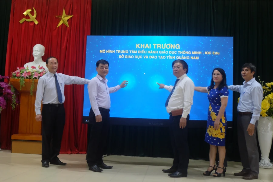 Các đại biểu thực hiện nghi thức khai trương Trung tâm điều hành giáo dục thông minh – IOC Edu.