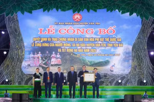 Công bố Quyết định và trao Chứng nhận Di sản văn hóa phi vật thể "Lễ cúng rừng" của người Mông ở Nà Hẩu.(Ảnh: TTTVY)