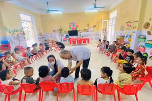 Khám sức khỏe cho học sinh trở lại trường sau ảnh hưởng bão số 3 tại Thị xã Nghĩa Lộ, Yên Bái.