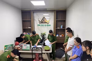 Cơ quan chức năng thu giữ số lượng lớn sản phẩm mỹ phẩm chưa được phép lưu hành.