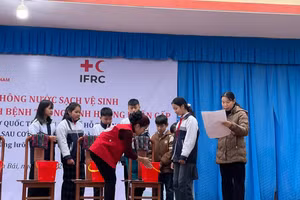 Các em học sinh trường Tiểu học & THCS Đại Đồng tham gia chương trình truyền thông. (Ảnh: ĐVCC)