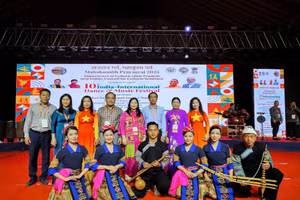 Đoàn công tác của tỉnh Yên Bái chụp ảnh lưu niệm. (Ảnh: YBTV).