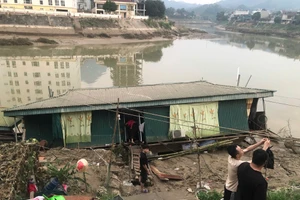 Nhà bè bị nghiêng khiến nhiều tài sản rơi xuống sông Lô. (Ảnh: Phú Nguyễn)