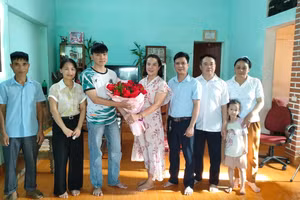 Em Nguyễn Anh Vũ, học sinh Trường THPT Hàm Yên nhận chúc mừng từ nhà trường và gia đình. (Ảnh: Tuấn Tú)