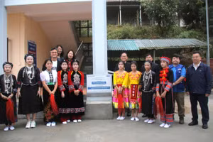 Các em học sinh được thụ hưởng cơ sở vật chất khang trang nhờ sự chung tay của cộng đồng.