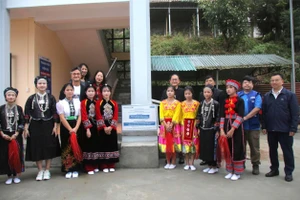 Các em học sinh được thụ hưởng cơ sở vật chất khang trang nhờ sự chung tay của cộng đồng.