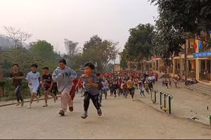 Các em học sinh trường Tiểu học & THCS Suối Quyền, Văn Chấn Yên Bái hưởng ứng Ngày vì sức khỏe toàn dân.