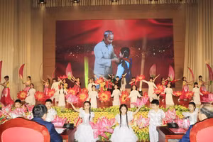 Văn nghệ chào mừng.