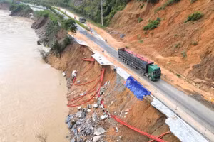 Đoạn đường bị sạt lở nghiêm trọng, nguy cơ đứt gãy toàn tuyến.