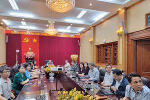 Ông Luyện Hữu Chung chủ trì tại điểm cầu Sở GD&ĐT Yên Bái.